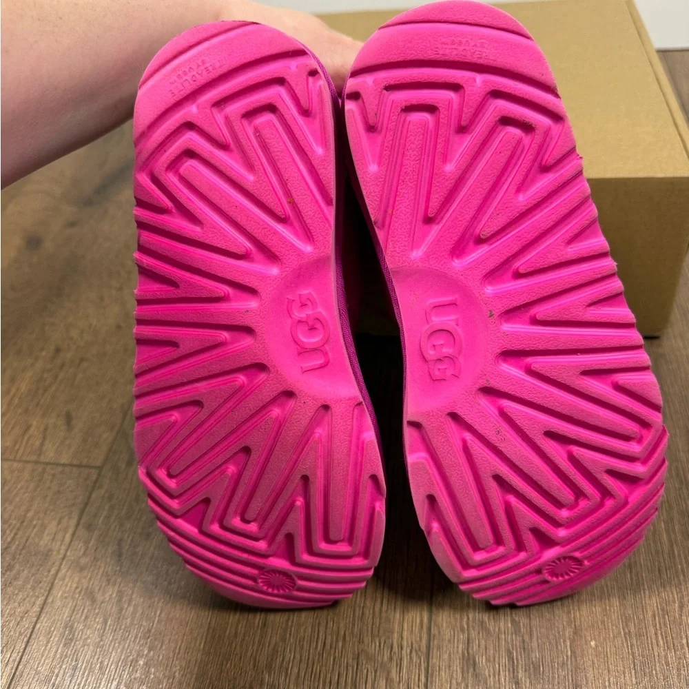 UGG‎ Fuchsia Lace-Up Boots